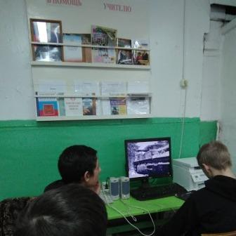 На уроке истории учащиеся смотрели документальный фильм "Блокада Ленинграда".