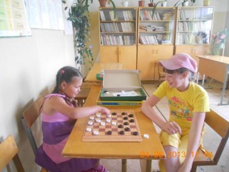 Шахматный турнир между Настей и Катей.