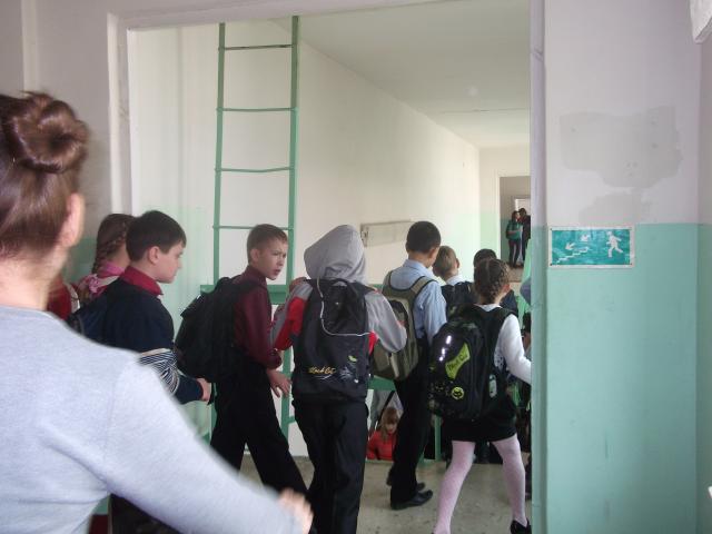 Эвакуация обучающихся из школы во время урока