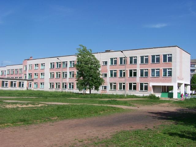 Здание лицея от начальной школы