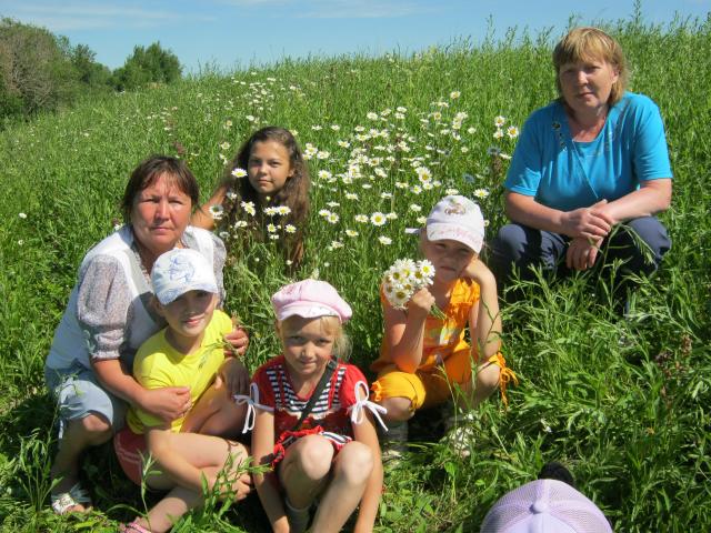 Крутыми тропинками в горы,
Вдоль быстрых и медленных рек,
Минуя большие озера,
Веселые шли малыши.
