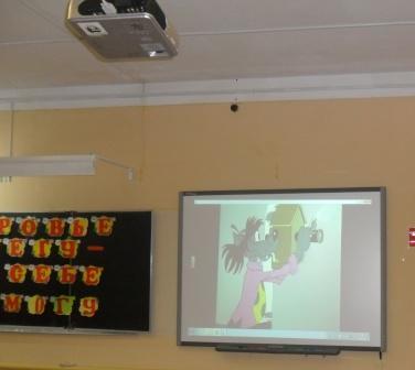 При проведении уроков и внеклассных мероприятий учителя школы используют ноутбук, проектор