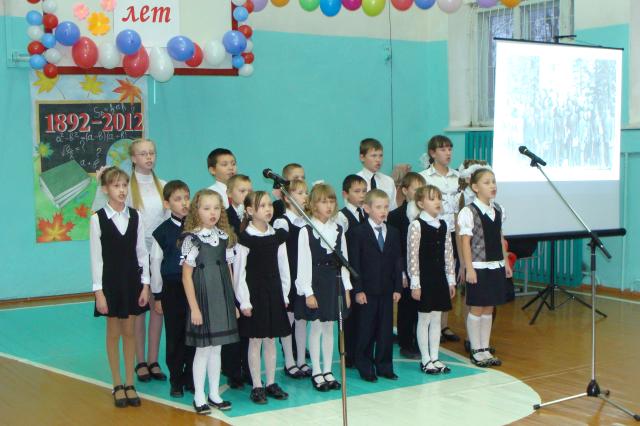 Учащиеся 2-5 классов исполняют песню "Прадедушка"