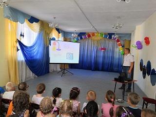 Сегодня в гостях у дошколят был главный энергетик АО "ММЗ" Андрей Александрович Бахматов. Он провел с детьми детского сада беседу "Правила электробезопасности". 