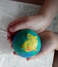 Воспитанник подготовительной группы "Чайка" Егор С. сделал модель Земли из пластилина.
