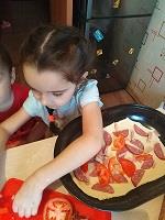 Дашенька вместе с мамой училась делать пиццу.