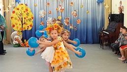 Танец капелек в подготовительной к школе группе "Бескозырка"