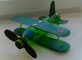 Валерия П., воспитанница старшей группы "Морской конек" представила вот такую модель самолета из бросового материала.