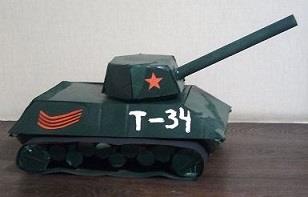 Модель танка Т-34 представил Георгий К., воспитанник старшей группы "Морской конек"