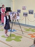 Воспитанница подготовительной группы "Морской конек" представила ребятам картину Сычкова "Катание с гор"