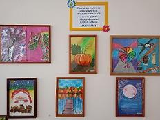 В фойе детского сада организована выставка рисунков воспитанниц подготовительной к школе группы "Морской конек" Виктории Г. и Дарины Б.