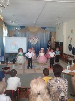 С музыкальным приветствием перед гостями и участниками конкурса выступили воспитанники средней группы "Солнышко". Они исполнили танец "Мы маленькие звёзды"