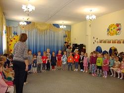 Самые маленькие воспитанник - дети младшей группы "Якорек" исполняют песню про детский сад.