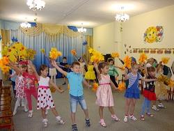 Праздничный танец  с листочками в исполнении воспитанников подготовительной группы "Морской конек" завершил праздничный концерт.