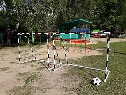 Для игры в футбол для старших дошкольников мы сделали переносные футбольные ворота, которые легко можно переносить на любой участок.