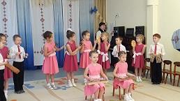 С музыкальным приветствием выступил шумовой оркестр подготовительной к школе группы "Кораблик" Он исполнил "Польку" И.Дунаевского.