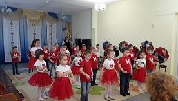 Танец "Взрослые и дети" в исполнении участников танцевального кружка "Маленькие звёздочки" 