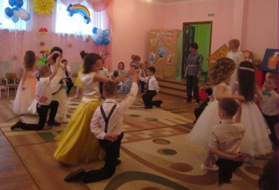 Выпускники  группы "Светлячок" танцуют вальс.