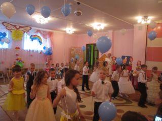 Девочки и мальчики - танец с шарами.