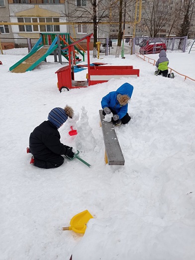 Снеговики строители