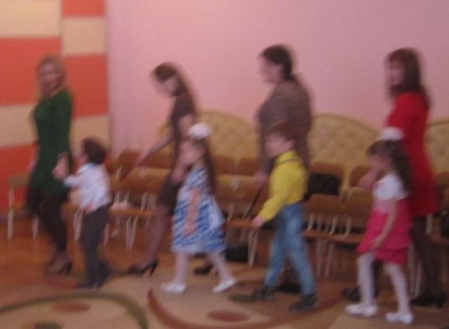 Дети приглашают на танец мам и бабушек