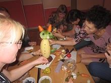 Команда воспитателей создает скульптуру из овощей