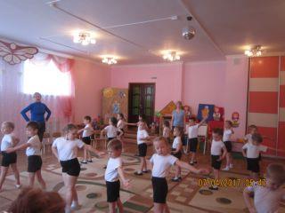 Утреннюю гимнастику показывает Криваксина Ю.С. с детьми группы № 6 "Подснежник"