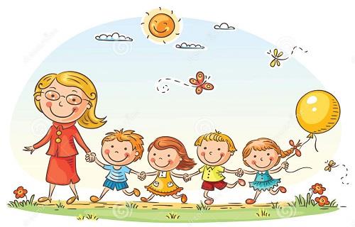 Картинка с изображением веселых детей, гуляющих на природе вместе с воспитателем