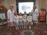 Воспитанницы группы "Золотой ключик " в марийских костюмах вместе с Пампалче и Хозяйкой избы