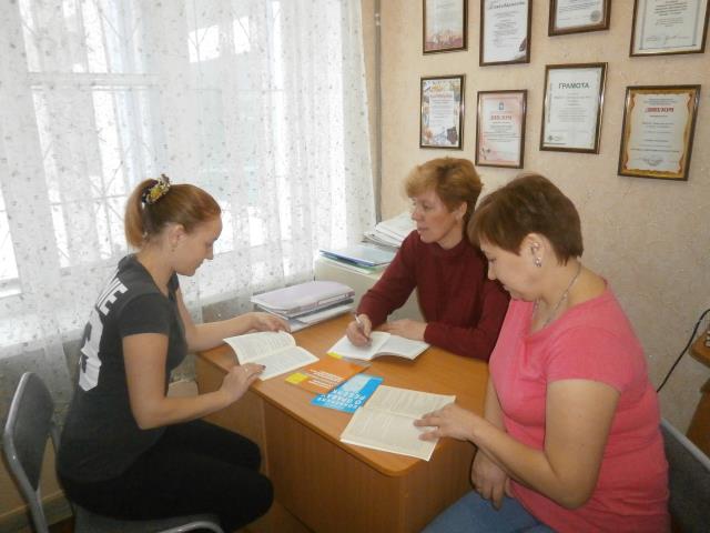 Заведующий МБДОУ Т.В. Попенова проводит консультацию для родителей по вопросам правовой помощи детям.