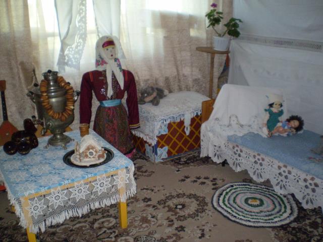 В детском саду организован минимузей народного быта, в котором представлены предметы быта русского и марийского народов.